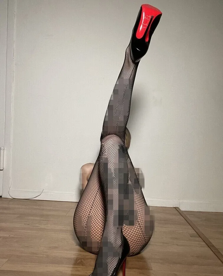 LOVELYLOLA