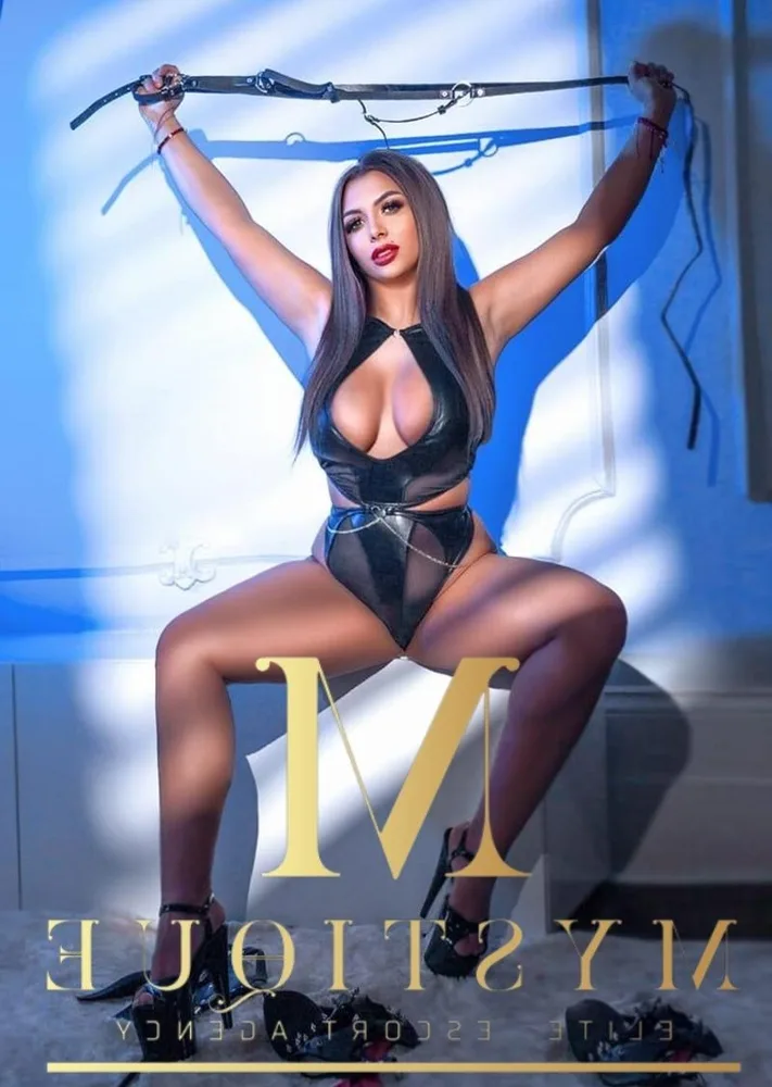 Salma Busty